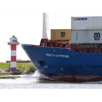 7111 Bug des Containerfeeders NORTH EXPRESS Leuchtturm Luehe | Bilder von Schiffen im Hafen Hamburg und auf der Elbe